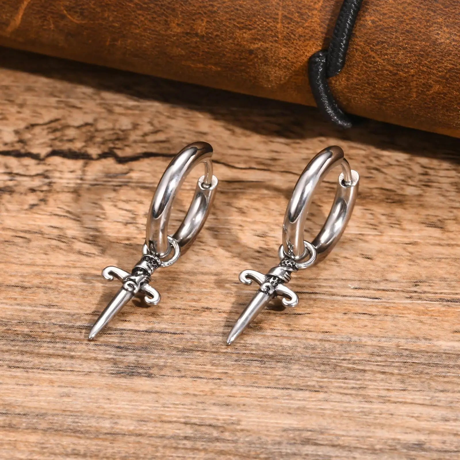 Brincos de Argola Espada Gótica em Aço Inoxidável