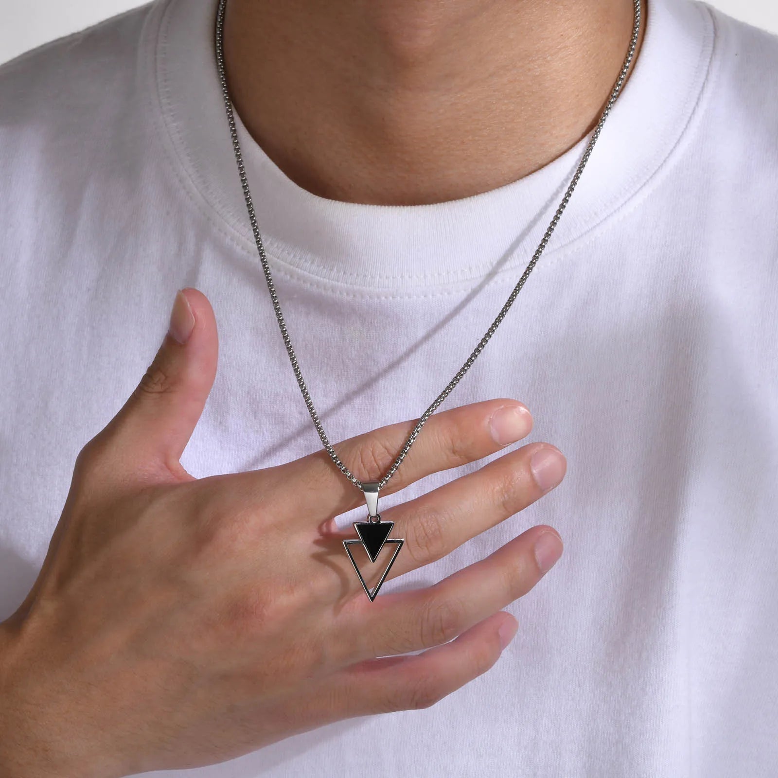 Colar Masculino Triangular em Aço Inoxidável