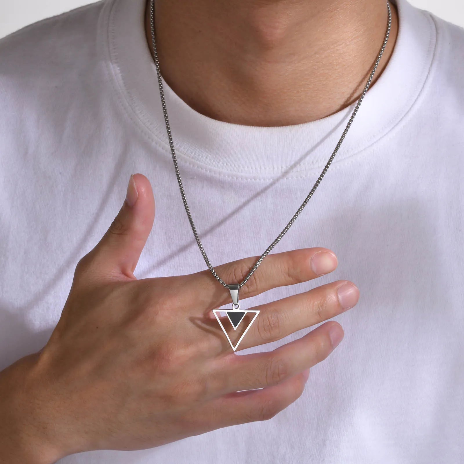 Colar Masculino Triangular em Aço Inoxidável
