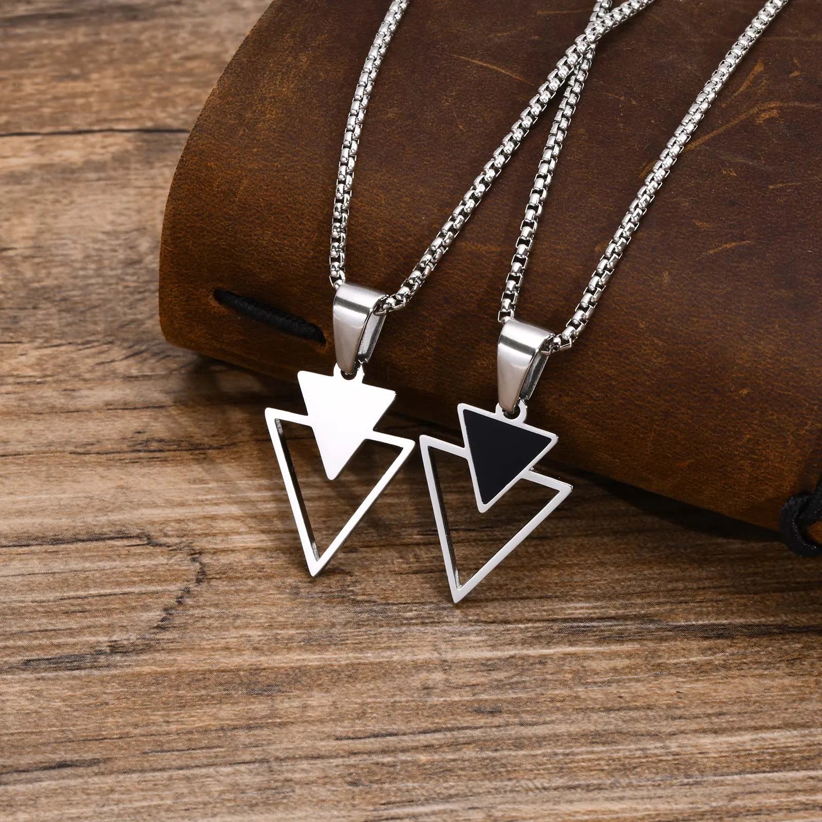 Colar Masculino Triangular em Aço Inoxidável
