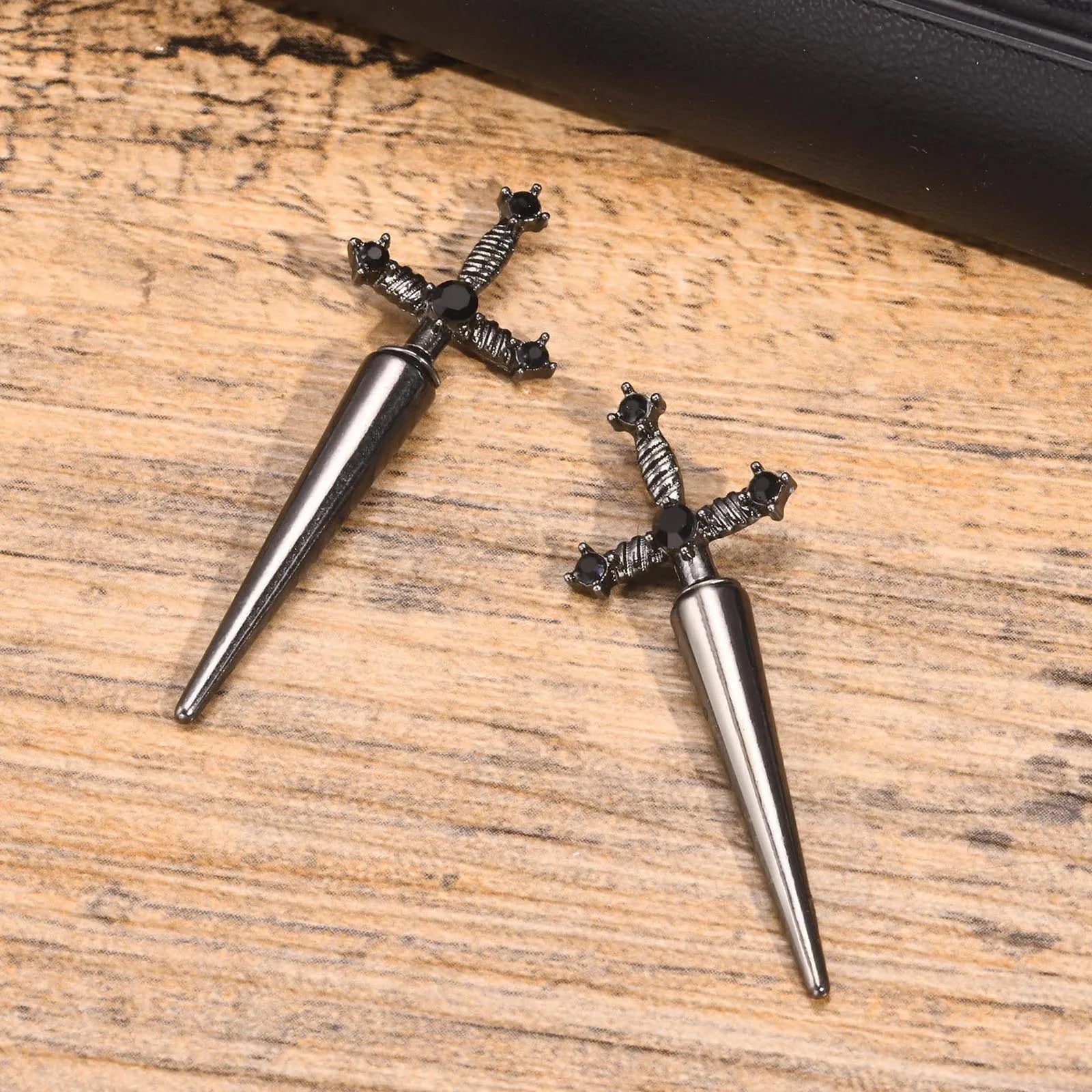 Brincos Masculinos Góticos Espada com Pedra Preta