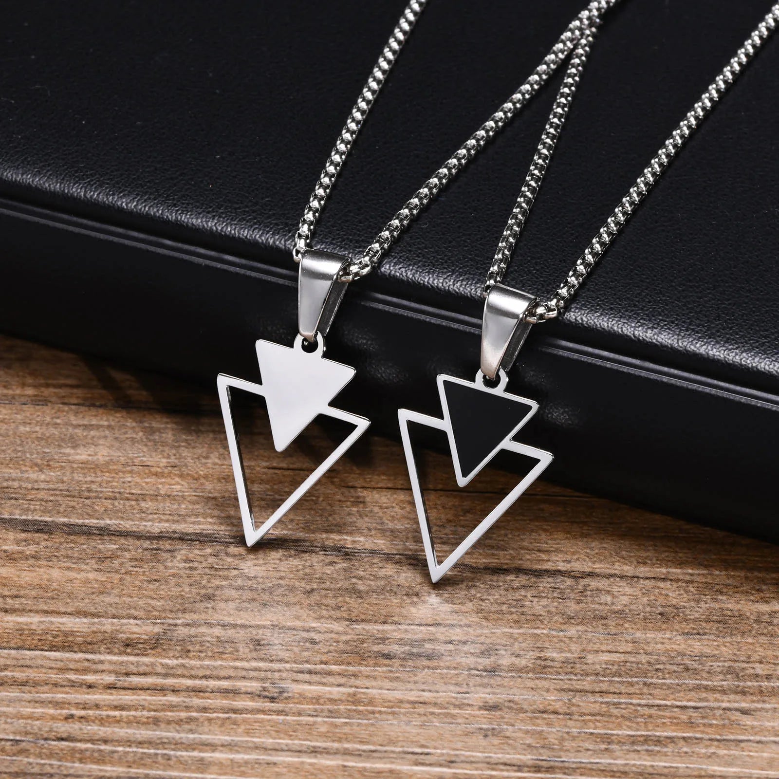 Colar Masculino Triangular em Aço Inoxidável