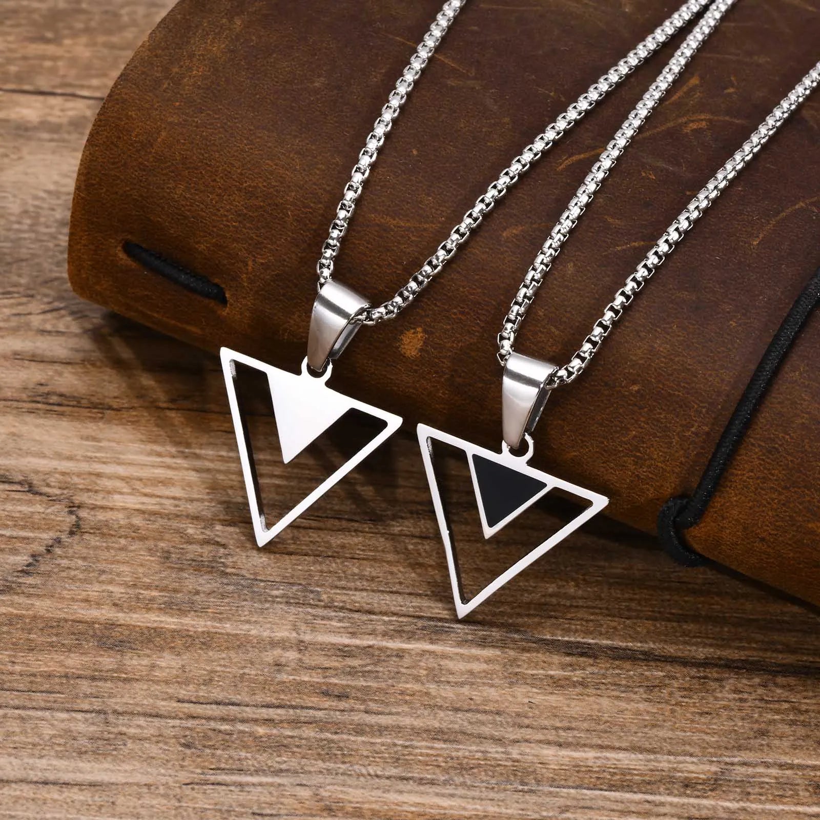 Colar Masculino Triangular em Aço Inoxidável