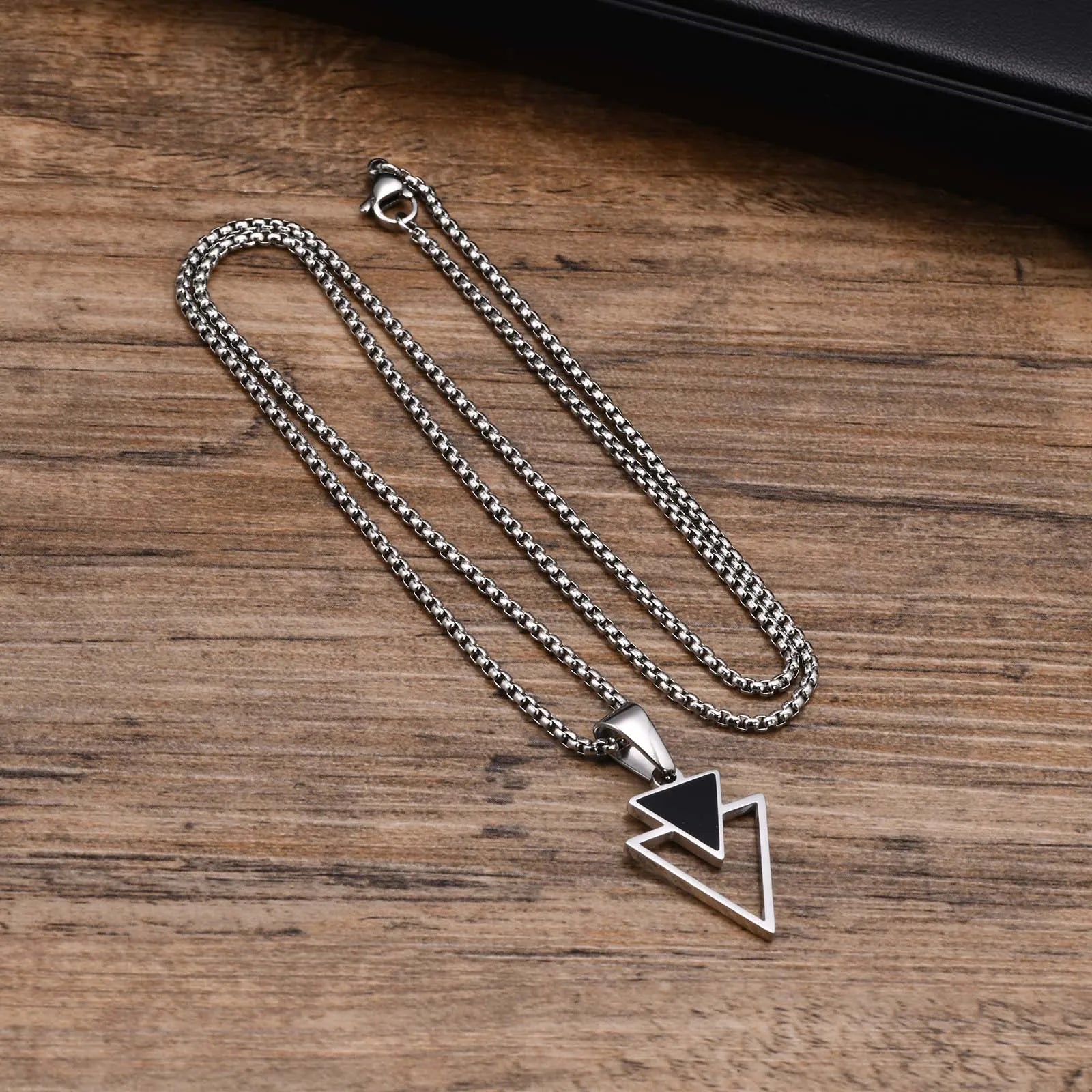 Colar Masculino Triangular em Aço Inoxidável