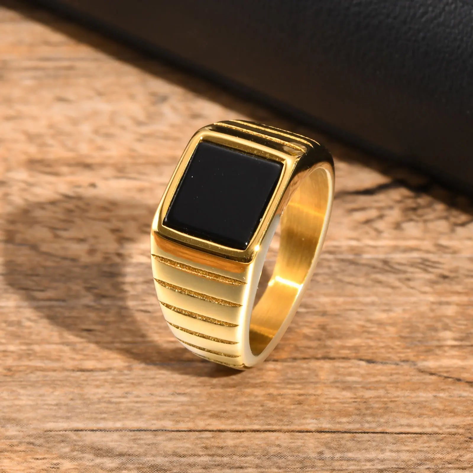 Anel Masculino Preto Dourado