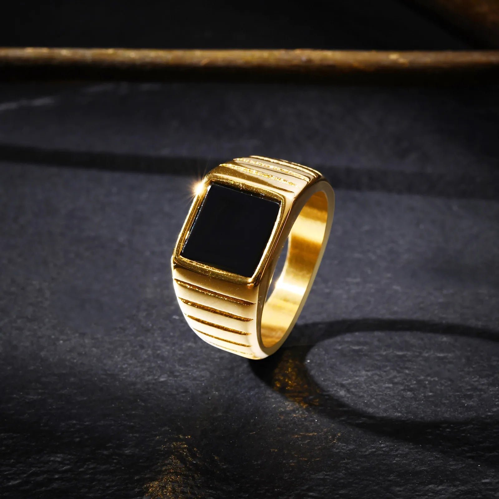 Anel Masculino Preto Dourado