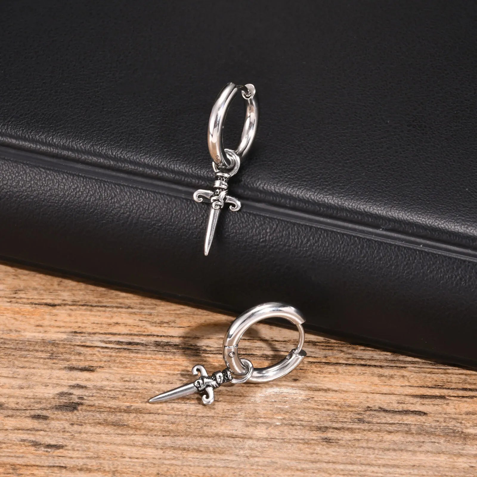 Brincos de Argola Espada Gótica em Aço Inoxidável