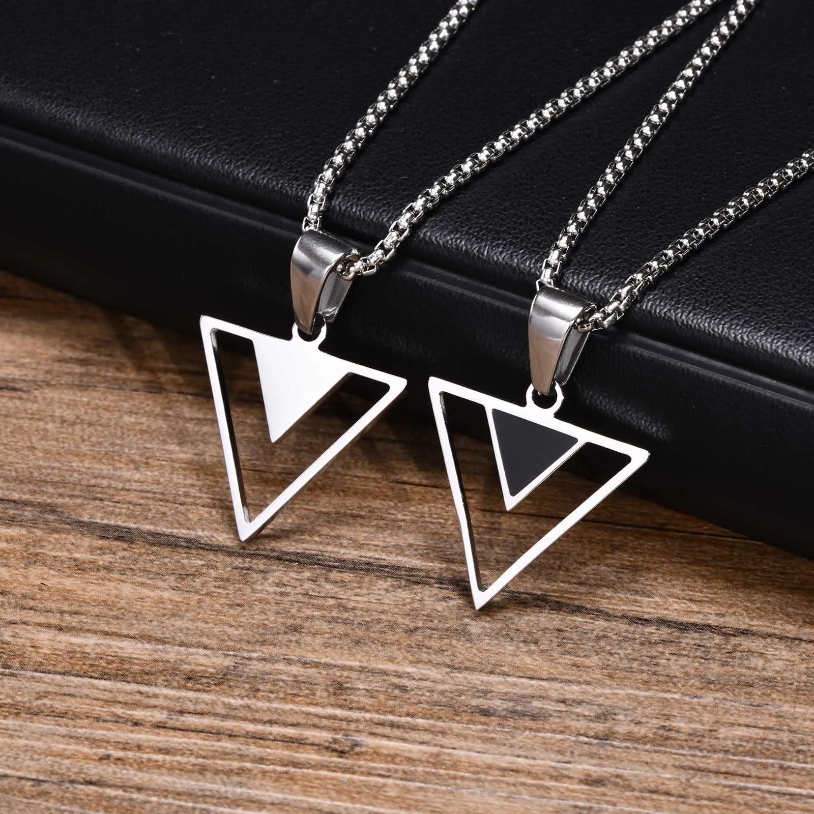 Colar Masculino Triangular em Aço Inoxidável